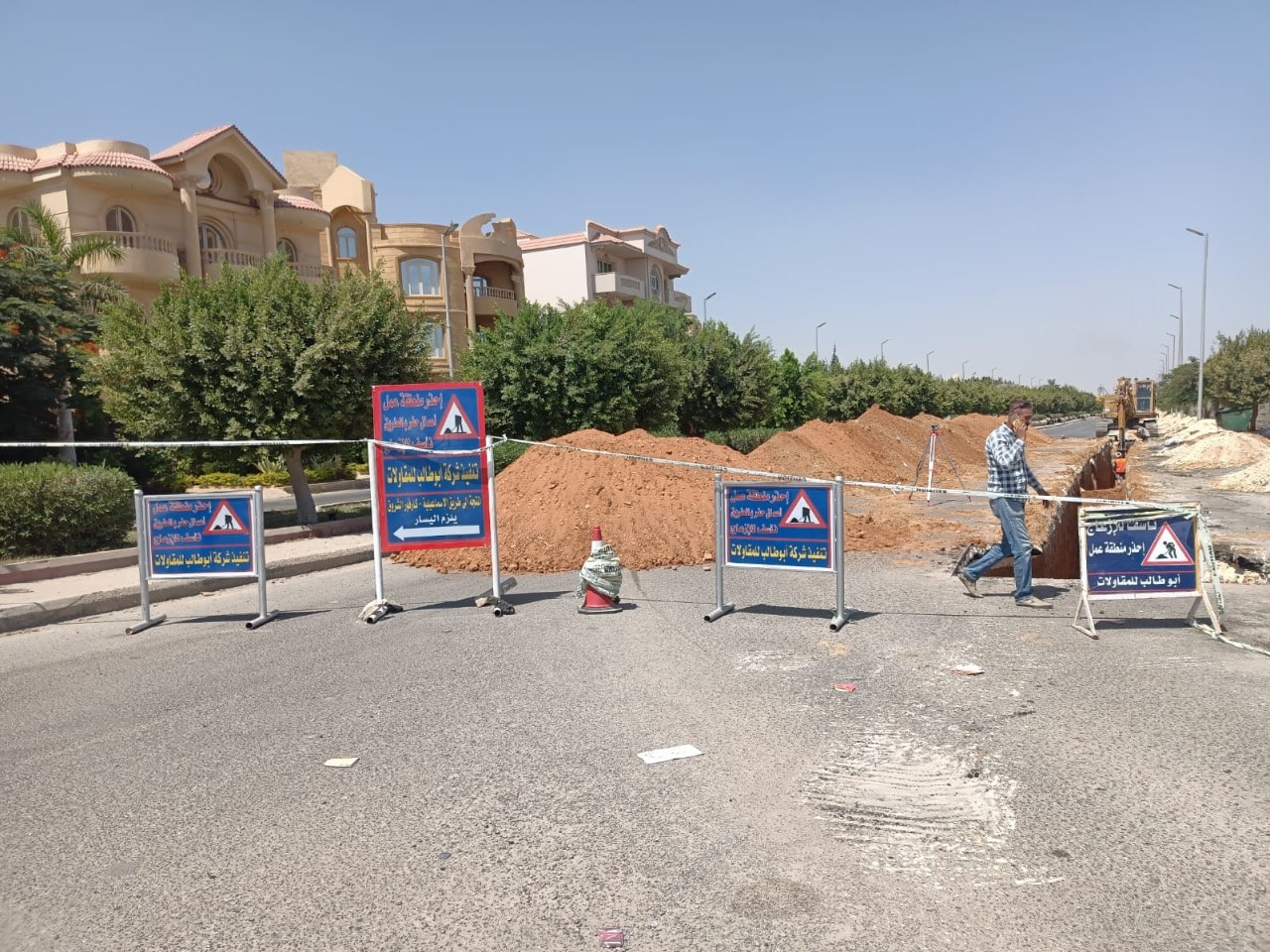 غلق اتجاه بالطريق الفاصل بين الحيين الأول والتاسع بمدينة الشروق لأعمال المرافق